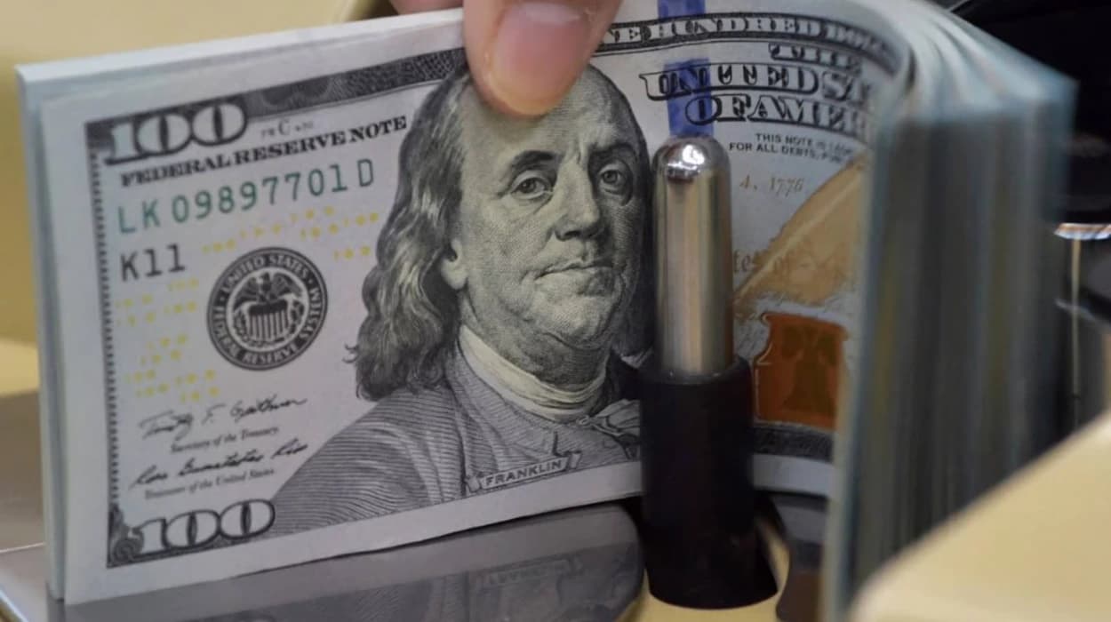 Dollar Slips Ahead of Trump-Xi Meeting and Central Bank Decisions