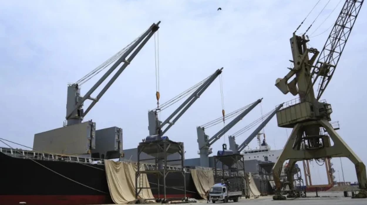 Israel Strikes Houthi Targets in Yemen’s Hodeidah Port Amid Regional Tensions