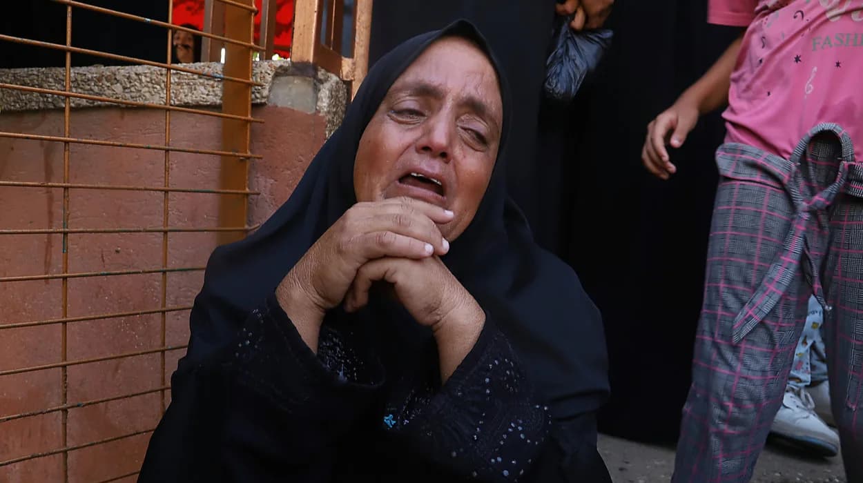 Khan Younis Israeli Strikes Kill 25 Amid Gaza Famine Warning