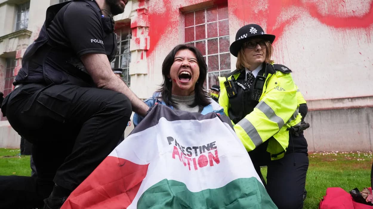 Protesters target justice ministry with red paint demo