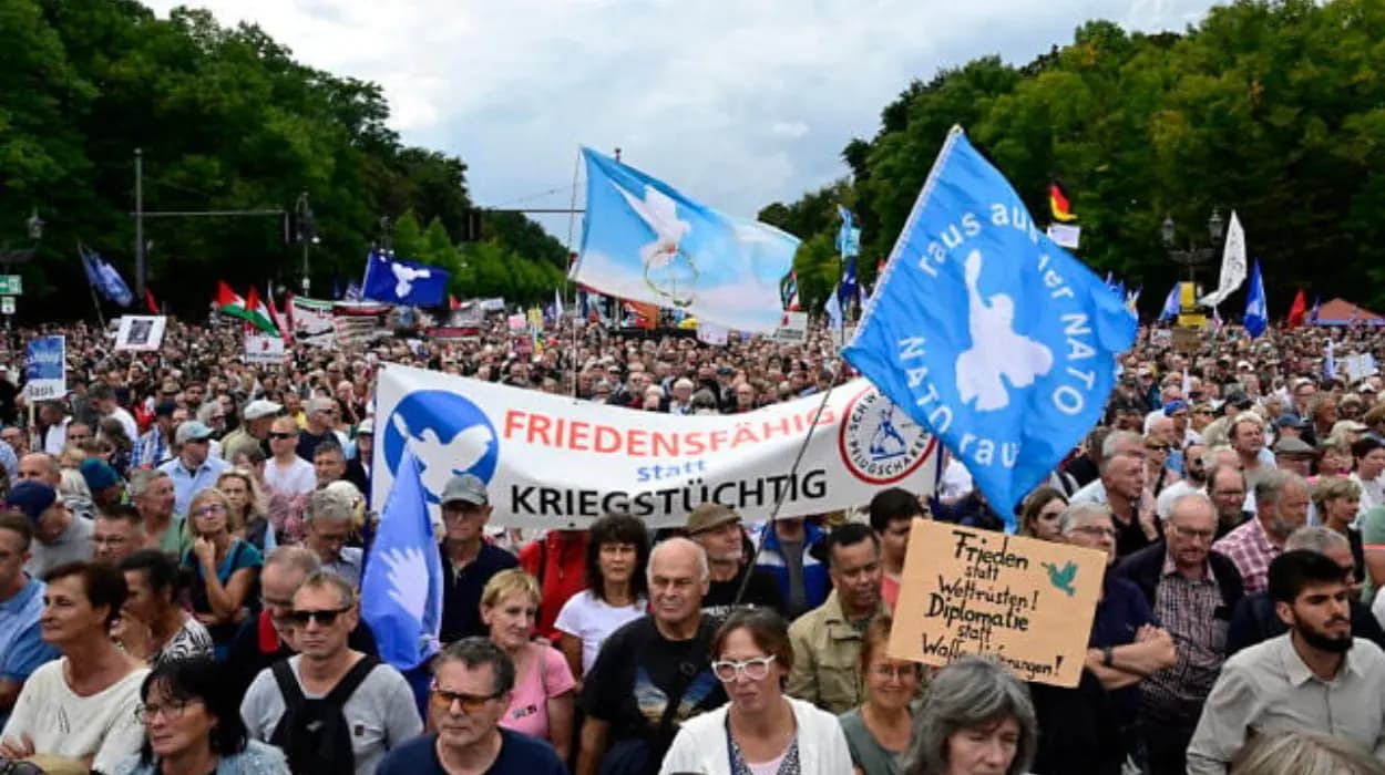 Thousands rally at Brandenburg Gate over Gaza and Ukraine